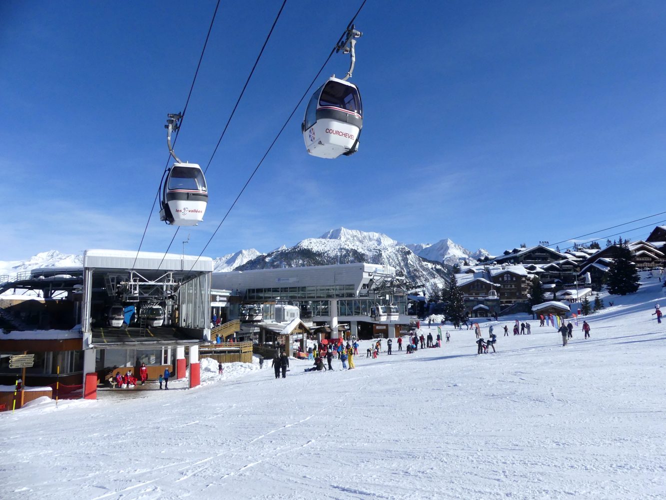 The Chenus gondola and snow front in Courchevel 1850